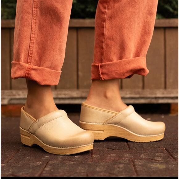 Dansko Professional Clogs Beige sand Leather SZ39 (8.5-9 US) Comfort Work Nurse - Picture 1 of 8